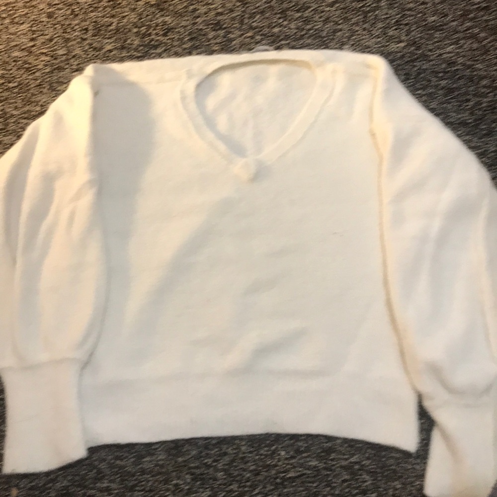 I want to selling a  white sweater